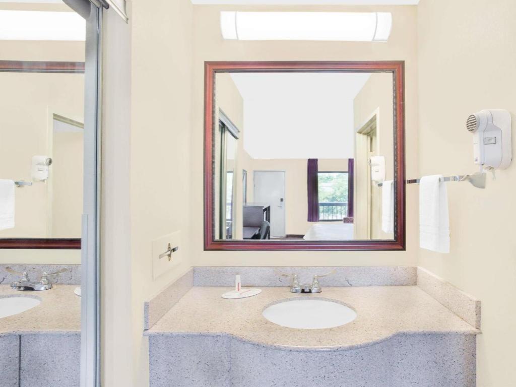 Baymont By Wyndham Greenville Ngoại thất bức ảnh